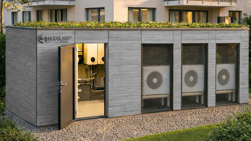 Modularis Energiezentrale in SISA Sonder mit Dichte vergraut als Außenfassade vor einem Mehrfamilienhaus