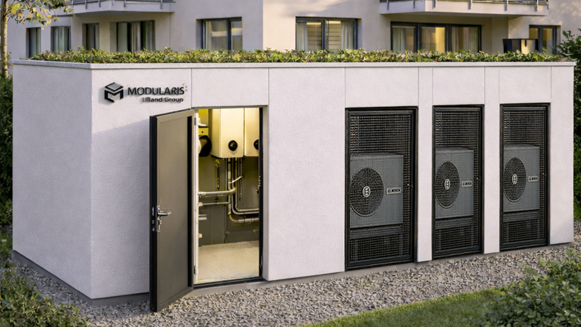 Modularis Energiezentrale mit weißen Putz, Gründach und sechs integrierten Wärmepumpen vor einem Mehrfamilienhaus